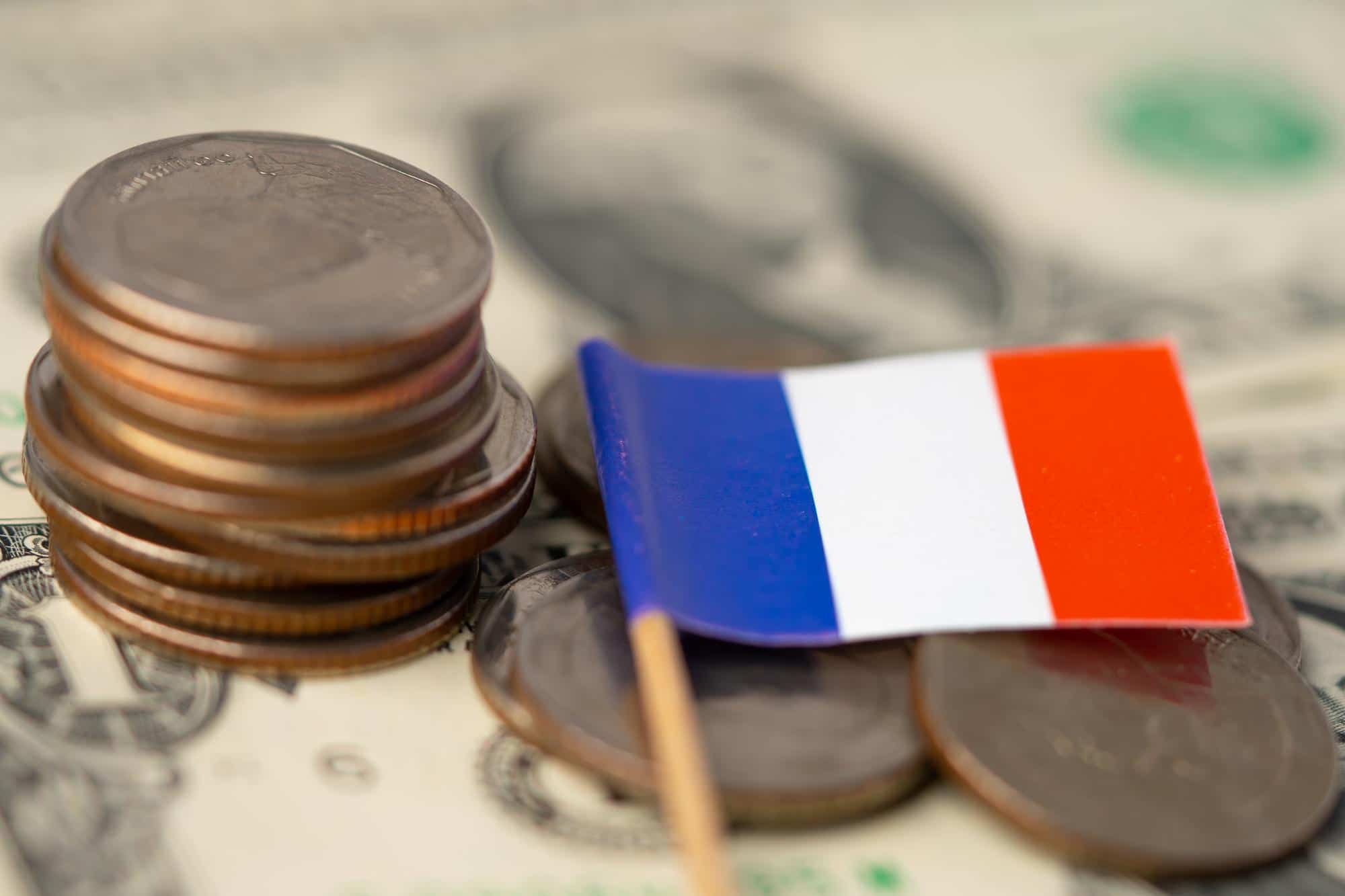 France : Fitch maintient sa note de crédit, mais abaisse la perspective à négative – Quels impacts sur l’économie et la