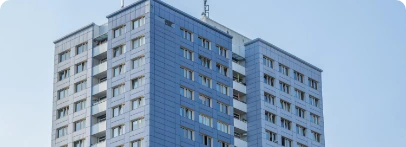 Illustration : immeuble aux façades grises et longues rangées de fenêtres.