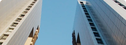 Illustration : façades d’immeubles encadrant un ciel bleu, vues en contre-plongée.